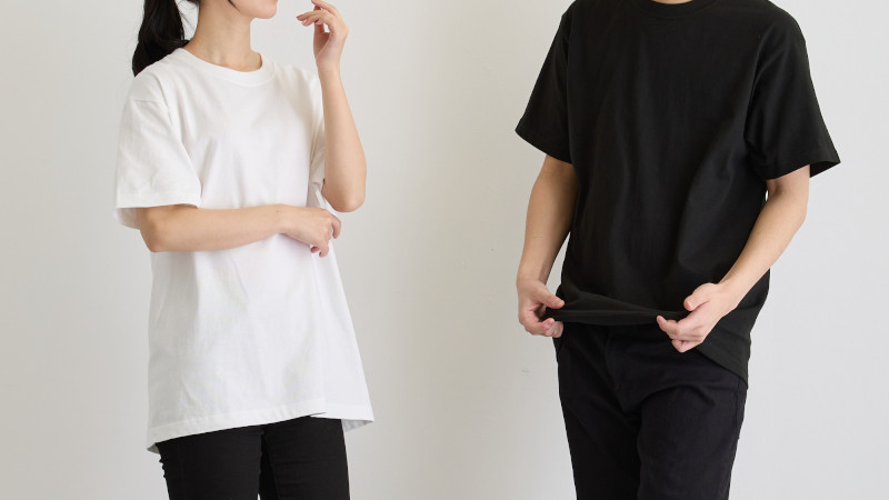 白いオーガニックコットンTシャツを着た女性と、黒いオーガニックコットンTシャツを着た男性のイメージ画像