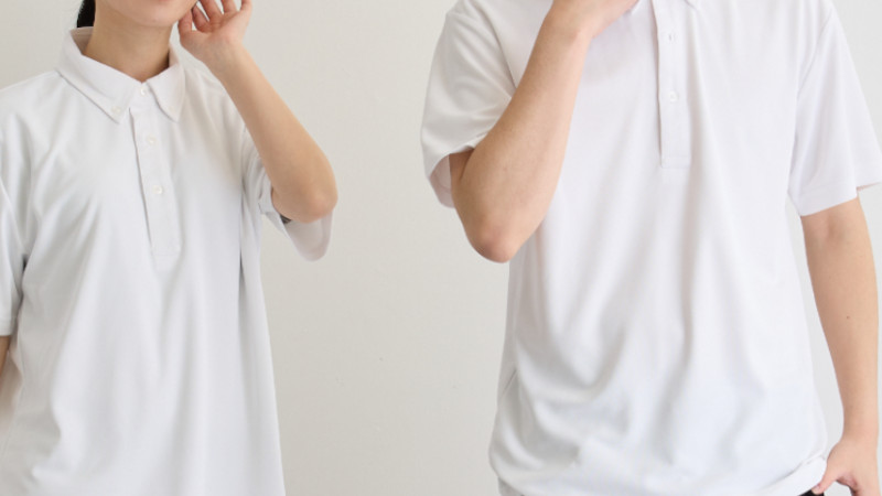 白いクールビズ用ポロシャツを着用した男女2人のイメージ画像