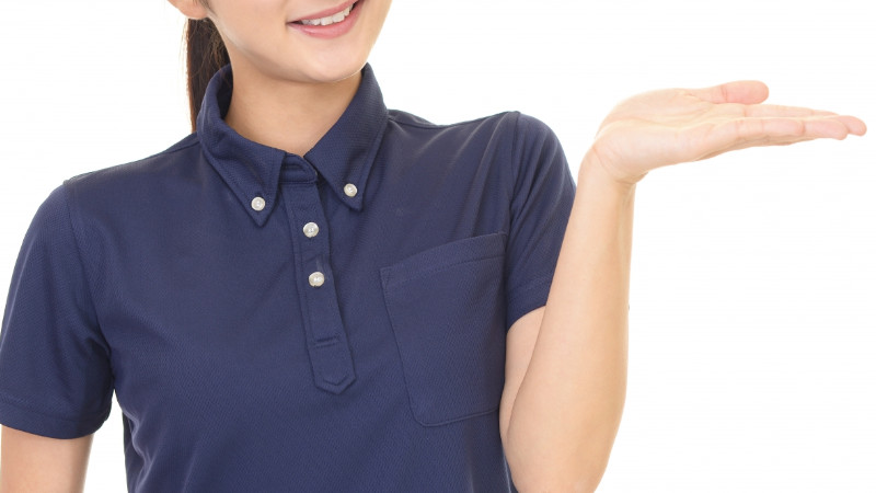 ビジネス用オリジナルポロシャツにオススメのアイテムを紹介するポロシャツを着用した女性のイメージ画像