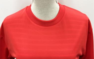 Tシャツカラー：レッドを室内光で撮影した商品写真
