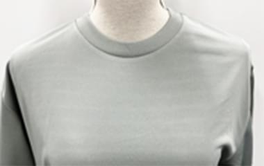 Tシャツカラー：グレーを室内光で撮影した商品写真