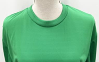 Tシャツカラー：グリーンを室内光で撮影した商品写真
