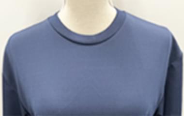 Tシャツカラー：ネイビーを室内光で撮影した商品写真