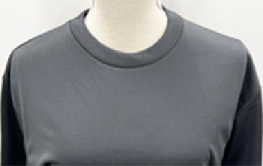 Tシャツカラー：ブラックを室内光で撮影した商品写真