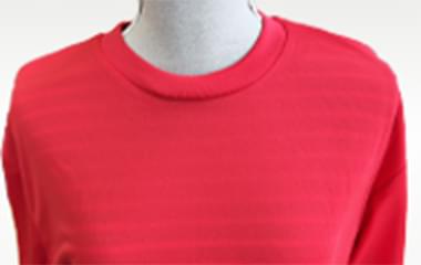 Tシャツカラー：レッドを自然光で撮影した商品写真