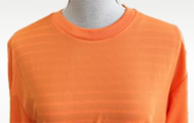 Tシャツカラー：オレンジを自然光で撮影した商品写真