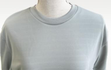 Tシャツカラー：グレーを自然光で撮影した商品写真