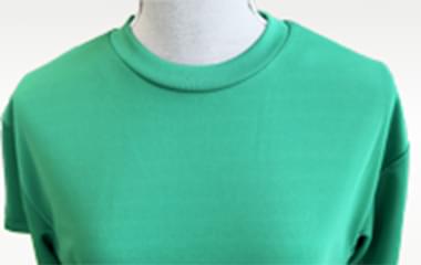 Tシャツカラー：グリーンを自然光で撮影した商品写真