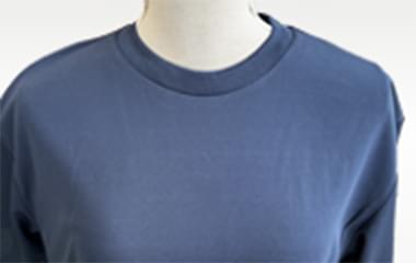 Tシャツカラー：ネイビーを自然光で撮影した商品写真