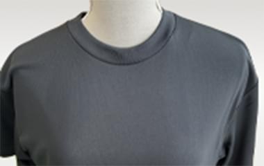Tシャツカラー：ブラックを自然光で撮影した商品写真